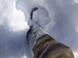 La trace de neige jusqu'au genou