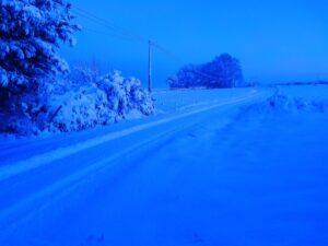 Le jour se lève sur l'immensité blanche