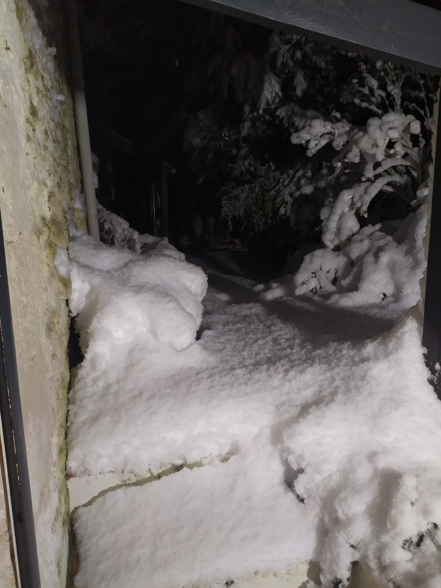 Neige le long du mur de la maisons